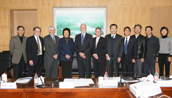 我院孙新强教授参加签署合作备忘录仪式(左起一)